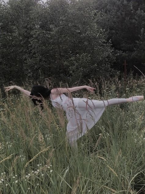 Girl dancing ballet outdoor in the field wearing white dress and pointe shoes Green Dancer Aesthetic, Russian Ballerina Aesthetic, Green Ballet Aesthetic, Classic Dance Aesthetic, White Ballet Outfit, Dark Ballerina Aesthetic, Russian Ballet Aesthetic, Ballet Dancer Aesthetic, Dancing In Nature