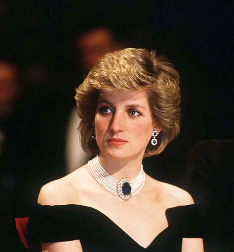 Princess Diana Retrospective Princess Diana Birthday, Diana Haircut, Princess Diana Jewelry, Putri Diana, Princess Diana Hair, Prince Harry Et Meghan, Cool Attitude, Hair Evolution, Vogue Photo