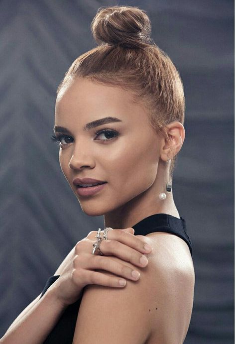 Leslie Grace In The Heights Movie, Leslie Grace, Barbara Gordon, Dramatic Classic, Travel Hairstyles, Brendan Fraser, Hair Reference, Face Hair, Christian Music