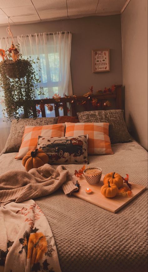 Fall Decor Ideas For The Home Bedroom, Cow Print Fall Decor, Halloween Decoration Bedroom, Fall Bedroom Paint Colors, Halloween Bedroom Inspiration, Aesthetic Fall Bedroom Ideas, Aesthetic Fall Decor Bedroom, Fall Cozy Home Decor, Cozy Fall Bedroom Decor