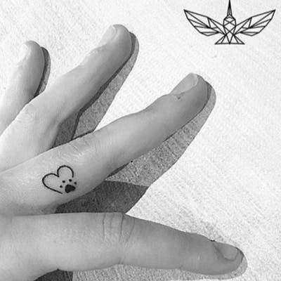 Dog Arrow Tattoo, Small Dog Tattoos Memorial, Dainty Dog Tattoo Simple, Tattoos About Dogs, Lateral Tattoo, Nail Artist Tattoo Ideas, Cat Memorial Tattoo Small, Dog Tattoo Ideas Memorial Small, Mini Animal Tattoos