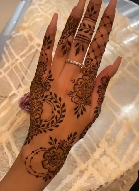 henna designs henna henna tattoo henna tattoos henna design henna brows henna tattoo designs henna hand hennas henna freckles henna sobrancelha henna sobrancelhas henna abend kleid henna tattoo design Henna Freckles, Henna Designs Back, Simple Henna Designs Hand, Tattoo Designs Henna, Cute Henna Designs, Henna Style Tattoos, Jagua Henna, Tattoos Henna, Henna Inspired Tattoos