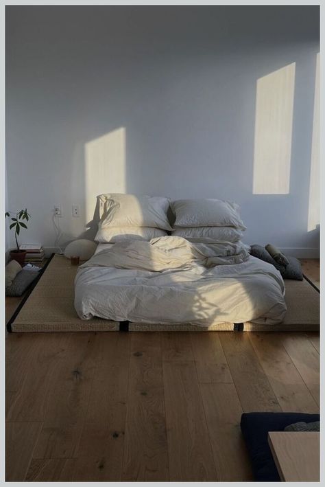 Japanese Style Bedroom Aesthetic, Mattress On The Floor Aesthetic, Mattress On Floor Aesthetic, Bed On Floor Ideas Aesthetic, Mattress On Floor Ideas, Bed On Floor Ideas, Beds On Floor Ideas, Bed On Floor, Aesthetic Hacks