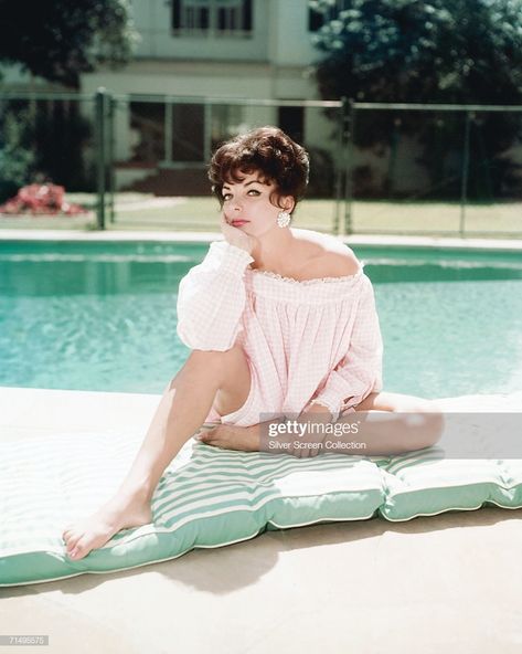 News Photo : English actress Joan Collins sits on a mattress... Dame Joan Collins, Peter O'toole, Joan Collins, Hollywood Icons, Straight Guys, English Actresses, British Actresses, West London, Silver Screen