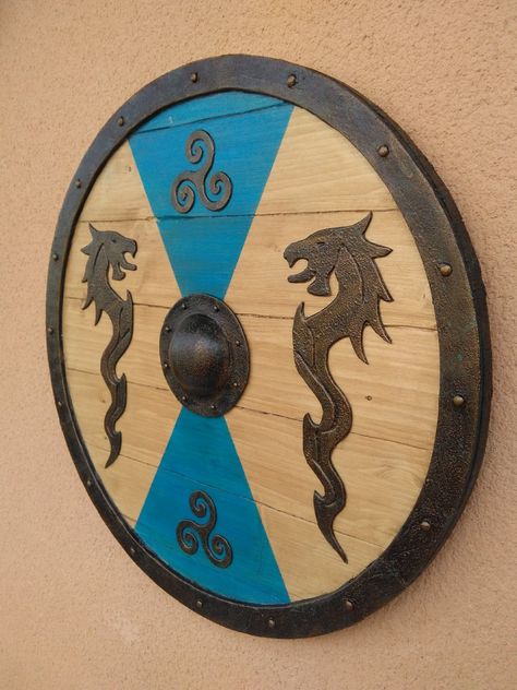 Quiero compartir lo último que he añadido a mi tienda de #etsy: Escudo vikingo https://etsy.me/2R9XhDU Viking Shield Design, Escudo Viking, Viking Shields, Viking Tattoos For Men, Viking Longboat, Art Viking, Celtic Shield, Fire Emblem Warriors, Viking Decor