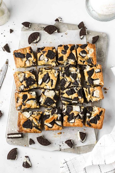 Oreo Blondies Recipe, Oreo Blondie Bars, Cookies And Cream Blondies, Blondie Bars Recipe, Oreo Cookie Bars, Oreo Blondies, Blondie Brownie Recipe, Blondies Brownies, Oreo Cookie Bar