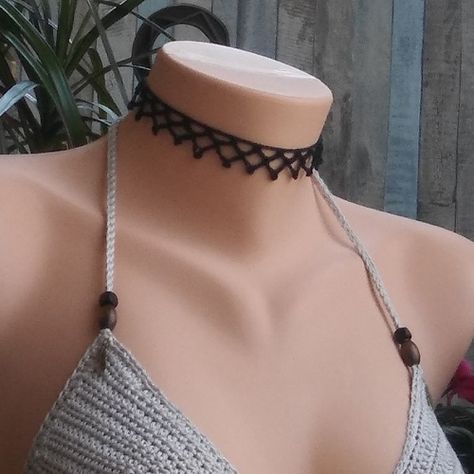 Simple Black Lace Choker - Free Pattern Crochet Chocker, Crochet Wardrobe, Choker Patterns, Slouch Hat Pattern, Crochet Choker, Crochet Necklace Pattern, Hair Acessories, Crochet Jewellery, Black Lace Choker