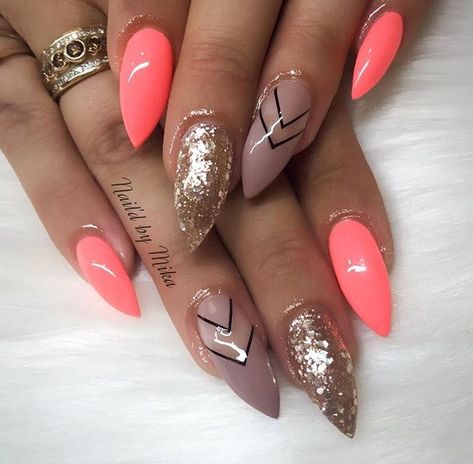 Coral and gold nails Coral And Gold Nails, Cute Red Nails, Coral Nails With Design, Be More Feminine, Blush Pink Nails, Red And Gold Nails, Gold Nail Designs, More Feminine, Coral Nails