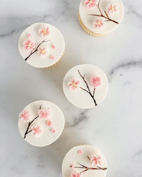 Essen, Cherry Blossom Cake Decoration, Cherry Blossom Strawberries, Cherry Blossom First Birthday, Cherry Blossom Bridal Shower Theme, Sakura Cupcakes, Cherry Blossom Birthday Theme, Cherry Blossom Cake Ideas, Cherry Blossom Party Theme