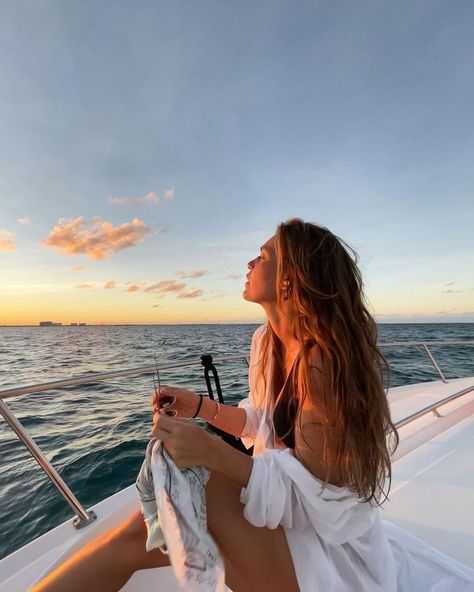 Sailing Pictures, Sailing Aesthetic, Boat Photoshoot, Asli Enver, Summer Instagram Pictures, Beach Vacation Pictures, Yachts Girl, Boat Pose, Summer Picture Poses