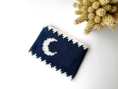 Tapestry crochet zipper pouch Moon - Nordic Hook - Free pattern Amigurumi Patterns, Crochet Zipper Pouch, Crochet Zipper, Trinity Stitch, Modern Tapestry, Crochet Phone Cases, Moon Photo, Free Crochet Bag, Front Post Double Crochet