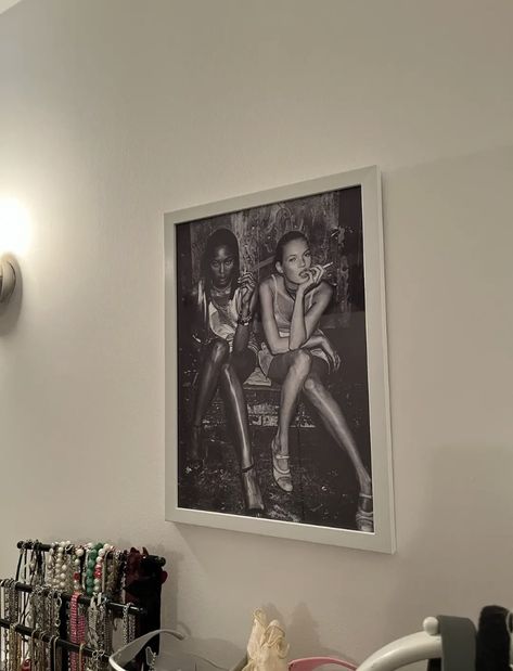 Kate Moss Wall Art, Vogue Posters Bedroom, Bedroom Polaroid Wall, New York Room Aesthetic, New Room Aesthetic, Wall Pictures Aesthetic, Vogue Bedroom, It Girl Room, Classy Dorm Room