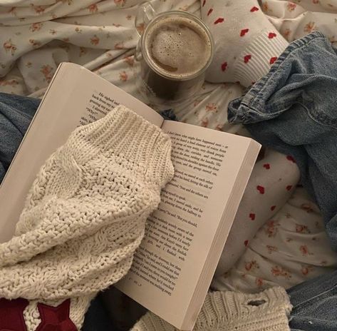 Estilo Rory Gilmore, Reading Motivation, Fall Mood Board, Images Esthétiques, Rory Gilmore, Foto Ideas Instagram, Autumn Cozy, Autumn Aesthetic, Open Book