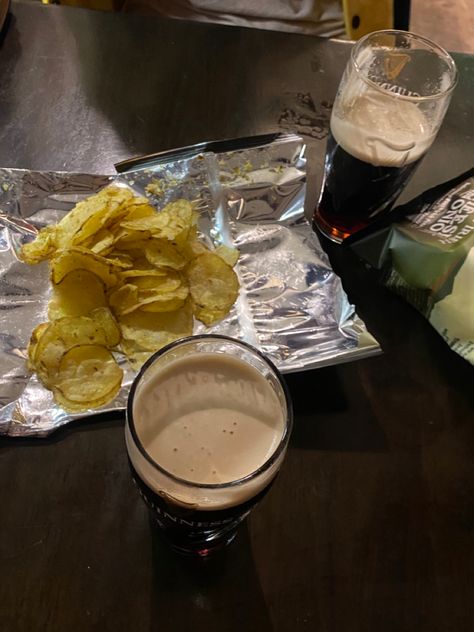 Pint Of Guiness, Country Pub Aesthetic, Pub Garden Aesthetic, Irish Bar Aesthetic, Guinness Aesthetic, English Pub Aesthetic, Girls Dinner Aesthetic, British Pub Aesthetic, British Culture Aesthetic