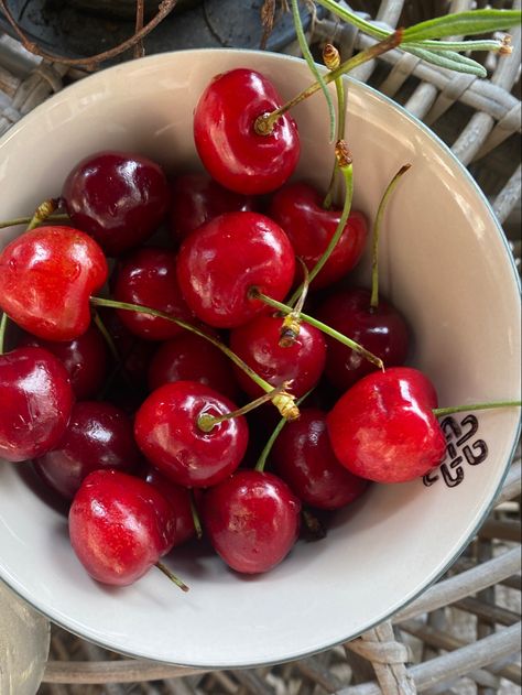 Cherries in a bowl, red cherries, summer fruit Fruit Recipes, Cherry Bowl, Eat Pretty, Cherry Fruit, No Cooking, Summer Fruit, Pretty Food, Yummy Food Dessert, A Bowl