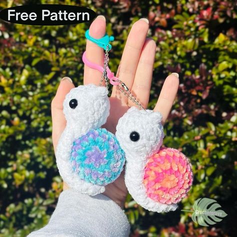 Amigurumi Patterns, Mini Crochet Plushies Pattern, Crochet Keychain Pattern Free Easy, Crochet Keyring Free Pattern, Diy Crochet Hook, Crochet Craft Fair, Crochet Snail, Crochet Store, Keychain Pattern