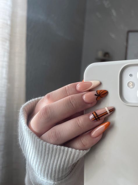 Fall Simple Nails Almond, Aesthetic Fall Acrylic Nails, Cute Gel Nails Halloween, Fall Nails 2023 Short Almond, Short Almond Acrylic Nails Fall Design, Nail Inspo Coffin Halloween, Nails For Halloween Simple, Fall Acrylic Nails With Pumpkin, Fall Nails Medium Almond