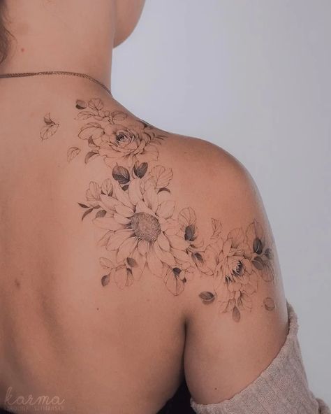 Women’s Back Tattoo, Back Tattoo Women Upper, Feminine Shoulder Tattoos, Floral Back Tattoos, Floral Tattoo Shoulder, Back Of Shoulder Tattoo, Small Shoulder Tattoos, Tattoos For Women Flowers, Fine Line Tattoo