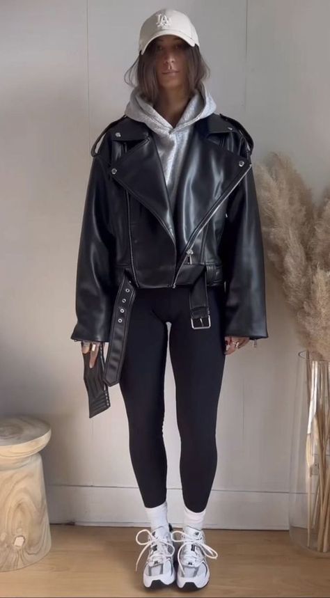 Cozy Rainy Outfits, Biker Grunge Aesthetic, Comfy Leather Jacket Outfit, Philly Outfits Fall, Chic Leather Jacket Outfit, Over Size Leather Jacket Outfit, New York Street Style 2023 Winter, Sweats And Leather Jacket Outfit, Leather Jacket Leggings Outfit
