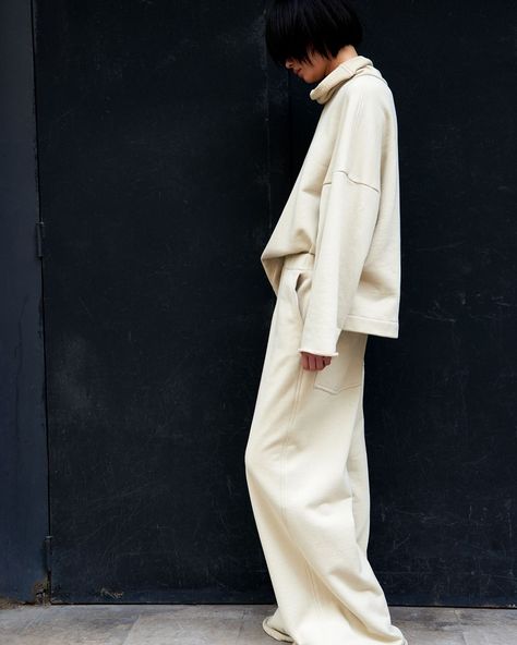 Xiaoxue Tang wearing look 5 l Spring 2024 | Now Online Photo: @kirabunse #spring2024 #gauchere #75001 Camille Henrot, Japanese Pants, Pull Oversize, Color Palette Bright, Lightweight Blazer, Japanese Cotton, Back Patch, Spring 2024, Oversized Sweatshirt