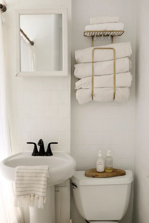 Organisation, Bathroom Towel Rack Ideas, Bathroom Towel Storage Ideas, Aesthetic Bathroom Decor, Small Apartment Hacks, 20 Aesthetic, Bathroom Wall Storage, Over Toilet Storage, Small Apartment Bathroom