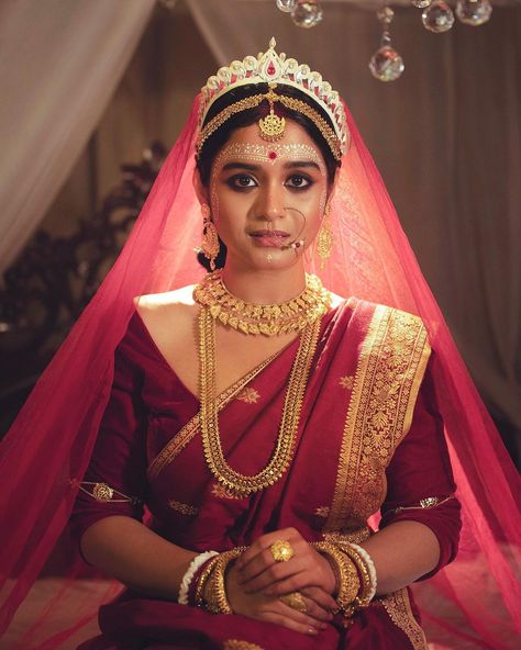 Anirban Mondal | 🌺A A D I T I Y A Bridal Trousseau 2024 Releasing soon … Kiran Mazumder Adorned in vibrant red, a Bengali bride graces the scene. Bold… | Instagram Koorai Saree Tamil Bridal, Bengali Bride Jewelry Gold, Bengali Bride Jewelry, Wedding Jewelry Ideas For Bride Indian, Simple Bengali Bride, Brides In Saree, Bengali Bridal Look, Bengali Bride Reception Look, Reception Bridal Look