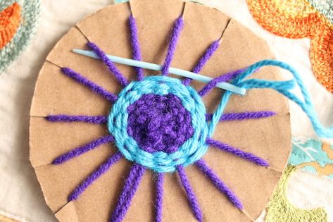 Popsicle Stick Loom Weaving, Yarn Ornaments Diy Kids, Circle Weaving For Kids, Cardboard Circle Weaving, Preschool Yarn Crafts, Weaving Ideas For Kids, Weaving Projects Kids, Weaving For Kids Easy, Easy Weaving For Kids