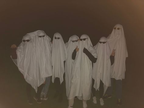 Ghost trend photoshooting at night with friends to Halloween Asthetic Ghost Costumes, 7 Friends Pictures Aesthetic, 7 Best Friends Pictures Aesthetic, Friend Group Of 7 Aesthetic, Group Ghost Costume, Group Of 8 Friends Aesthetic, Group Of 7 Friends Aesthetic, Friend Group Halloween, Ghost Clothes