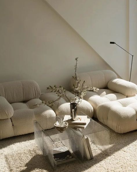 Living Room Inspo Beige, Ornate Minimalism, Warm Minimalism Interior, Warm Minimalist Living Room, Minimal Couch, Livibg Room, Modular Sofa Living Room, Scandi Sofa, Beige Living Room Decor