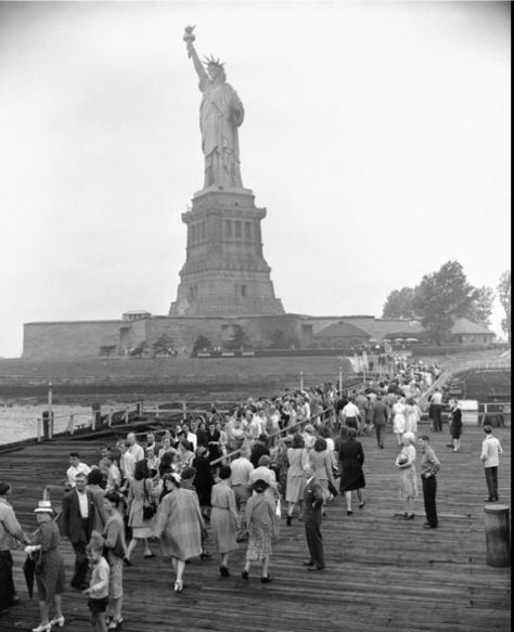 Liberty Island, Vintage Statues, Castle Garden, Ellis Island, Lady Liberty, Interesting History, Le Havre, Eastern Europe, Vintage Italian