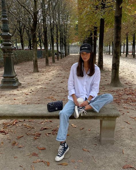 The 7 Best Classic Outfits to Wear on Repeat | Who What Wear UK Hat And Tshirt Outfit, Cozy Outfit Work, Sneaker Outfits Women Summer, Ea Outfits, Mom Inspo, Straight Jeans Outfit, Outfits Con Camisa, Straight Leg Jeans Outfits, Alledaagse Outfits