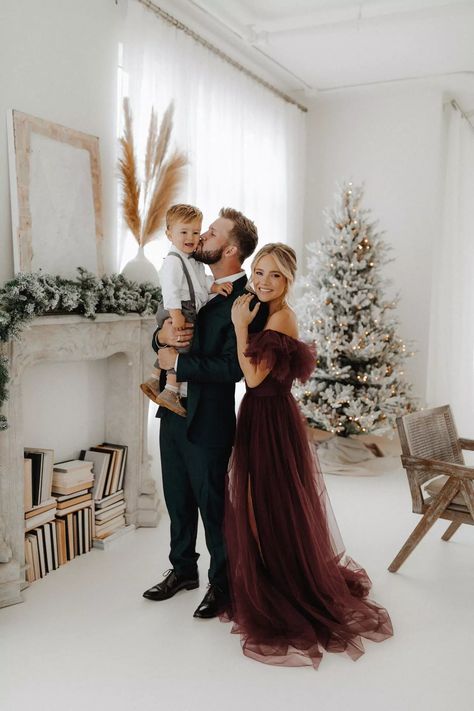 Fireplace Christmas Photoshoot Couple, Christmas Outfit For Photoshoot Family, Cute Christmas Family Pictures, 2023 Christmas Pictures, Elegant Holiday Photoshoot, Boho Christmas Card Photo, Christmas Holiday Cards Family Photos, Black Tie Christmas Pictures, Outfits For Family Christmas Pictures