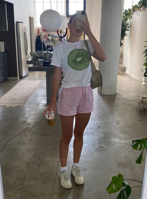 Cool Girl Casual Outfits, Summer Outfits Thrifting, Cool Girl Summer Fits, Cool Girl Spring Outfits, Scandi Shorts Outfit, Thrifting Outfits Ideas Summer, Summer Cool Girl Outfits, Cool Girl Outfits Aesthetic, Outfits With Boxer Shorts