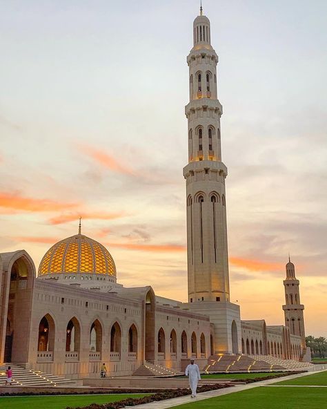 Oman Grand Mosque, Grand Mosque Oman, Oman Mosque, Arab Lifestyle, Muscat City, Sultan Oman, Sultan Qaboos Grand Mosque, Oman Muscat, Sultan Qaboos