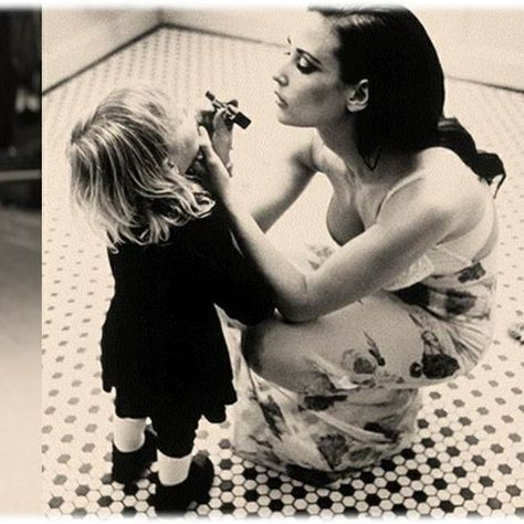 Ellen Von Unwerth, Vintage Mother And Daughter, Foto Kids, Kind Photo, Baby Fotografie, Mother Daughter Fashion, David Sims, Mother Love, Peter Lindbergh