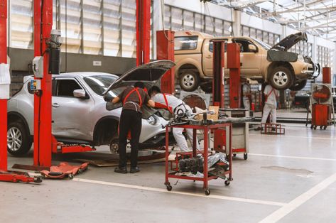 Interior of a car repair in garage servi... | Premium Photo #Freepik #photo #business #car #technology #shop Hydraulic Car Lift, Garage Lift, Automotive Shops, Garage Repair, Car Workshop, Luxury Private Jets, Luxury Garage, Automotive Repair Shop, Car Lifts