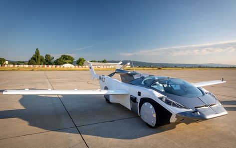 From the highway to the skyway! Zhuhai, Real Flying Car, Flying Cars, Air Car, Bmw Engines, Proof Of Concept, Flying Car, Car Technology, Futuristic Cars