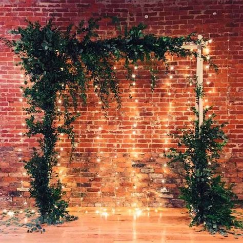 Brick wall backdrop with floral accents. Wedding Ceremony Ideas, Photoboth Mariage, Wall Couch, Wedding Arch Ideas, Photo Area, Arch Ideas, Table Room, Photos Wall, Photos Booth