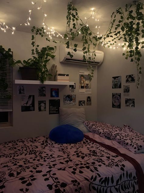 Cute Light Ideas For Bedroom, Room With Lots Of Lights, Hanging Vines And Fairy Lights, Ivy Fairy Light Wall Bedroom, Leaves On Bedroom Wall, Curtain Lights And Vines, Vine Twinkle Lights, Room Decor With Vines And Fairy Lights, Room With Leaves And Led Lights