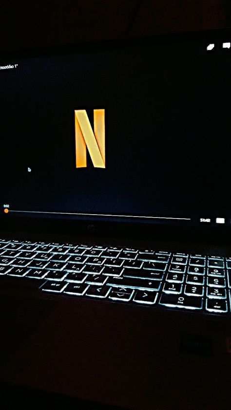 A Netflix n chill aesthetic night Netflix In Laptop, Netflix Laptop Night, Netflix On Laptop, Netflix Aesthetic Laptop Night, Netflix And Chill Tumblr, Netflix Time, Chill Night, Chill Vibes, Netflix And Chill