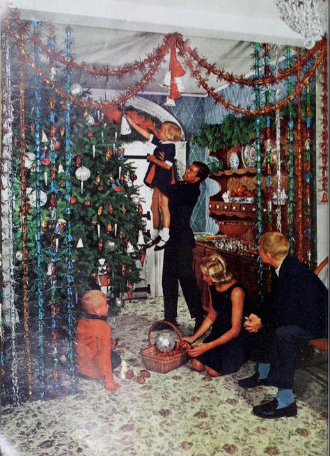 Colorful & creative retro Christmas decor from the 60s & 70s 6 Natal, Vintage Christmas Party, ポップアート ポスター, Retro Christmas Decorations, Vintage Christmas Photos, Kitsch Christmas, Christmas Shoot, Christmas Tablescape, Christmas Interiors