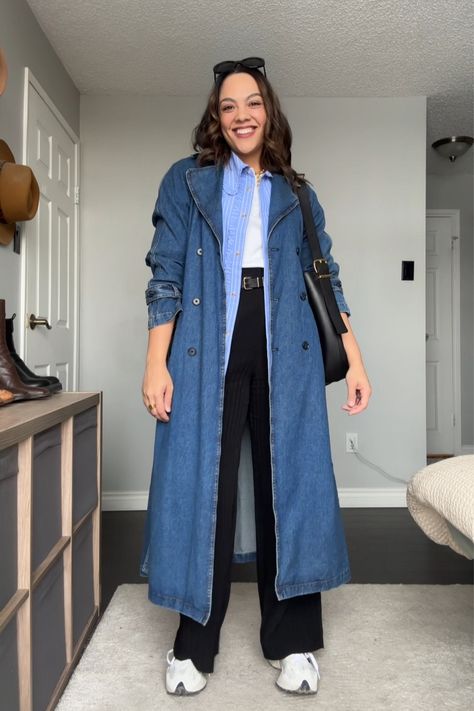 Demin Trench Coat Outfit, Denim Trench Coat Street Style, Blue Trench Coat Outfit, Denim Trench Coat Outfit, Denim Coat Outfit, Denim Shirt Dress Outfit, Denim Dress Winter, Trench Coat Outfit Winter, Trench Coat Street Style