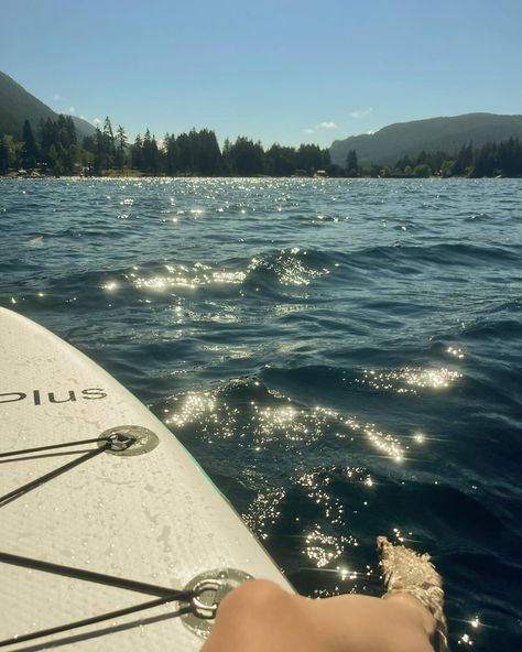 Beautiful lake day Vision Board Paddle Boarding, Paddle Boarding Ocean, Boating On The Lake, Summer Aesthetic Paddleboard, Aesthetic Paddle Board, Vision Board Outdoors, Boating Aesthetic Lake, Lake Paddle Boarding, Summer Paddle Boarding