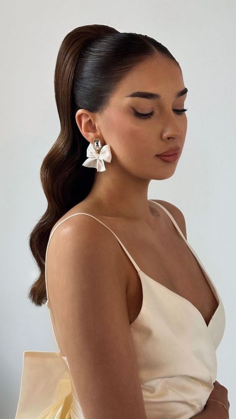 Fierce and Fabulous: Unleashing the 24 Very best Promenade Hairstyles Check more at https://weddingideas.space/fierce-and-fabulous-unleashing-the-24-very-best-promenade-hairstyles/ Sleek Prom Hair, Ponytail Bridal Hair, Best Prom Hairstyles, Prom Ponytail Hairstyles, Intricate Hairstyles, Bridal Ponytail, Wedding Ponytail, Elegantes Makeup, High Bun Hairstyles