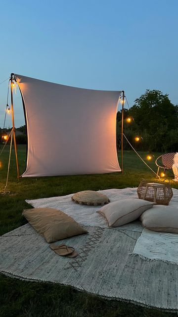 Outside Projector, Movie Night Essentials, Backyard Movie Night Party, Diy Backyard Movie, Diy Outdoor Movie Screen, Doors Movie, Outdoor Projector Screen, Outside Movie, Backyard Movie Party