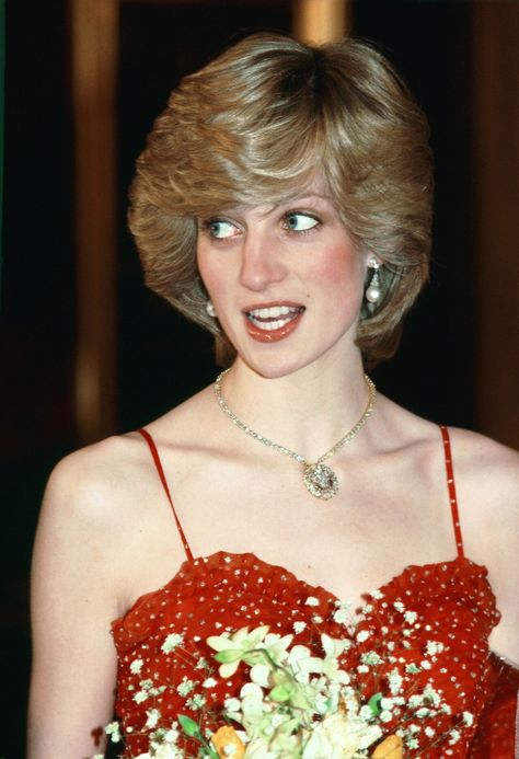 Lady Di tuvo un gran sueño que la acompañó cada día de su vida. Ella fantaseaba con coreografías, con zapatillas y leotardos. Con el ritmo de la música. Diana anhelaba ser bailarina. Queen Elizabeth Tiaras, Britania Raya, Prințesa Diana, Putri Diana, Princess Diana Hair, Prince Clothes, Prinz William, Princess Diana Fashion, Princess Diana Family