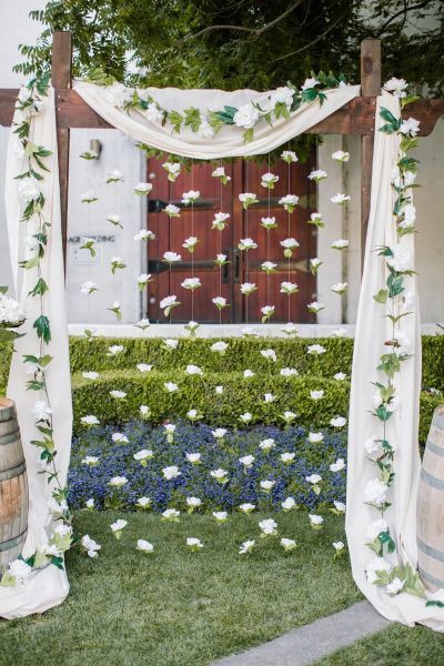 ceremony backdrop floral garlands Flower Garland Backdrop, Diy Wedding Garland, Hanging Centerpiece, Backdrop Floral, Garland Design, Flower Backdrop Wedding, Flower Garland Wedding, Garland Backdrops, Flower Hanging