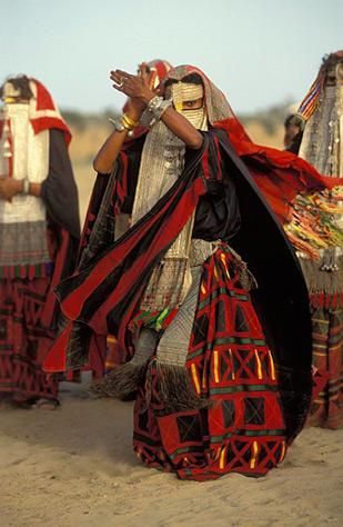 Rashaid Dancer, by Angela Fisher & Carol Beckwith Arab Bedouin, Modern Dans, Timur Tengah, Woman Dancing, Face Veil, Fred Astaire, African Culture, Folk Costume, Niqab