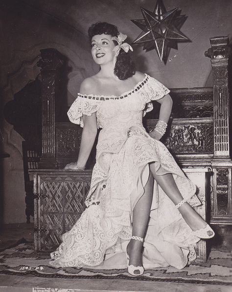 Mexican Vintage. I love the dress. 1940s Mexican Women, 1920s Mexican Women, Mexican Faerie Outfits, 1930s Mexican Fashion, 1800s Mexican Fashion, 50s Mexican Fashion, Mexican 70s Fashion, 1950s Mexican Fashion, 1920s Mexican Fashion