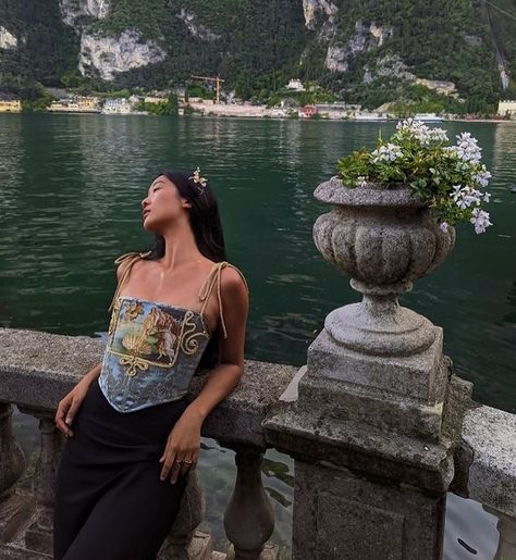 VICTORIAMISU on Instagram: "It was rather cloudy when we arrived to Riva del Garda on this Italy trip, which is what reminded of the emotion of longing. On the sidewalks it was lively, there was chatter and laughter. Yet right under swaying branches, these stone structures separated the silence upon the water of swans gliding and the voices of the land. It was like an orchestration of the swan’s lake echoing around the shore. This was on the second to last day of our stay in Italy, and of cour Lake Garda Instagram Pictures, Como Lake Outfit, Italy Pics Ideas, Lake Como Style, Riva Del Garda Italy, Montenegro Outfit Ideas, Lake Como Picture Ideas, Lake Como Boat Outfit, Lake Garda Outfits